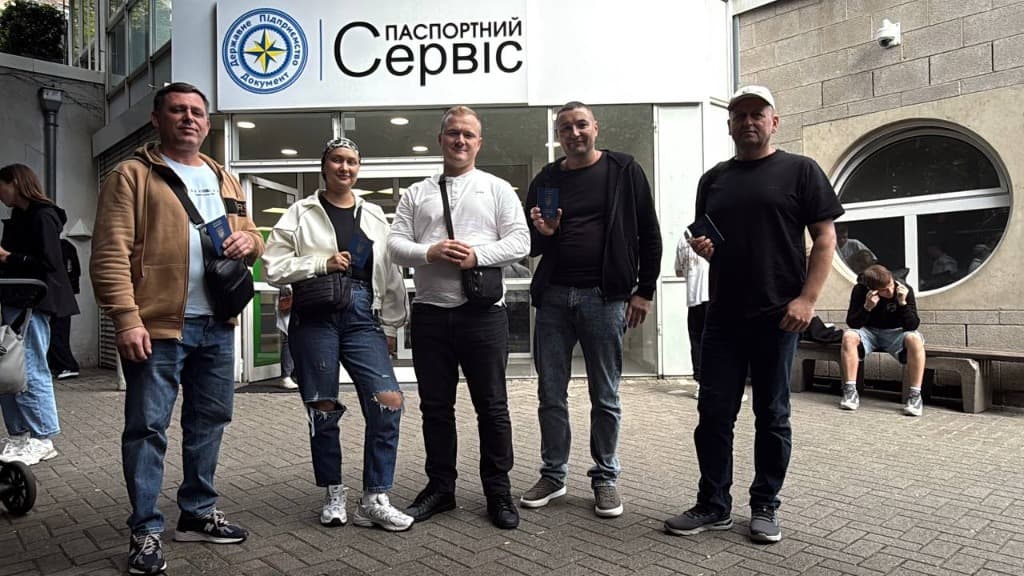 Клієнти з новими закордонними паспортами біля Паспортного Сервісу